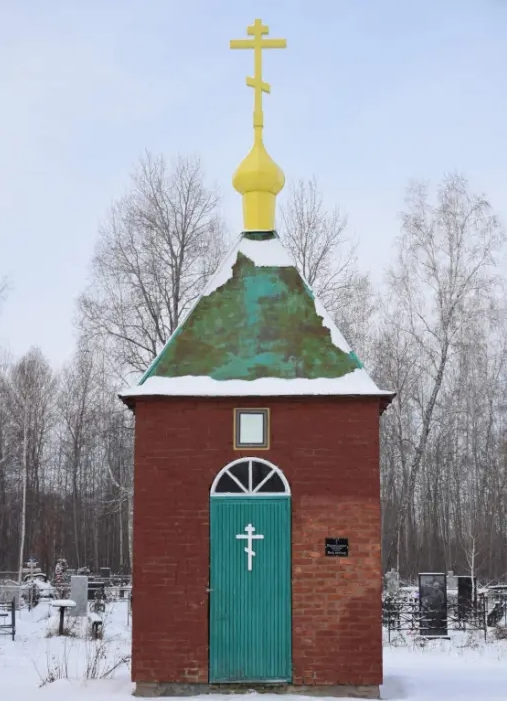 Часовни, расположенные на кладбищах райцентра и в д. Трещеткино, построены более 20 лет назад. За это время деревянные купола и кресты часовен пришли в негодность, требовалась срочная их замена. Настоятель Колосовского храма иерей Анатолий Пахотин обратился за помощью в капитальном ремонте часовен в ООО «МПМК Колосовская», и строители произвели необходимые работы.